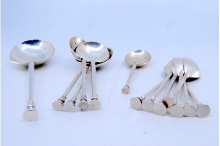 Conjunto de treze colheres de sobremesa em prata; uma colher para molhos, quatro de gelado, uma de açúcar e sete de chá.